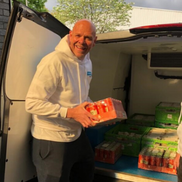 Tom Kerridge Hands out food